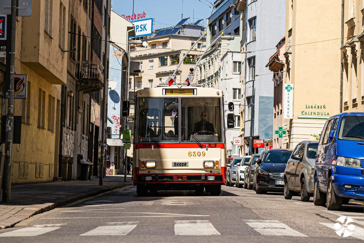 FOTO: Nostalgia v uliciach Bratislavy. Historické električky a autobusy opäť jazdili mestom, foto 14