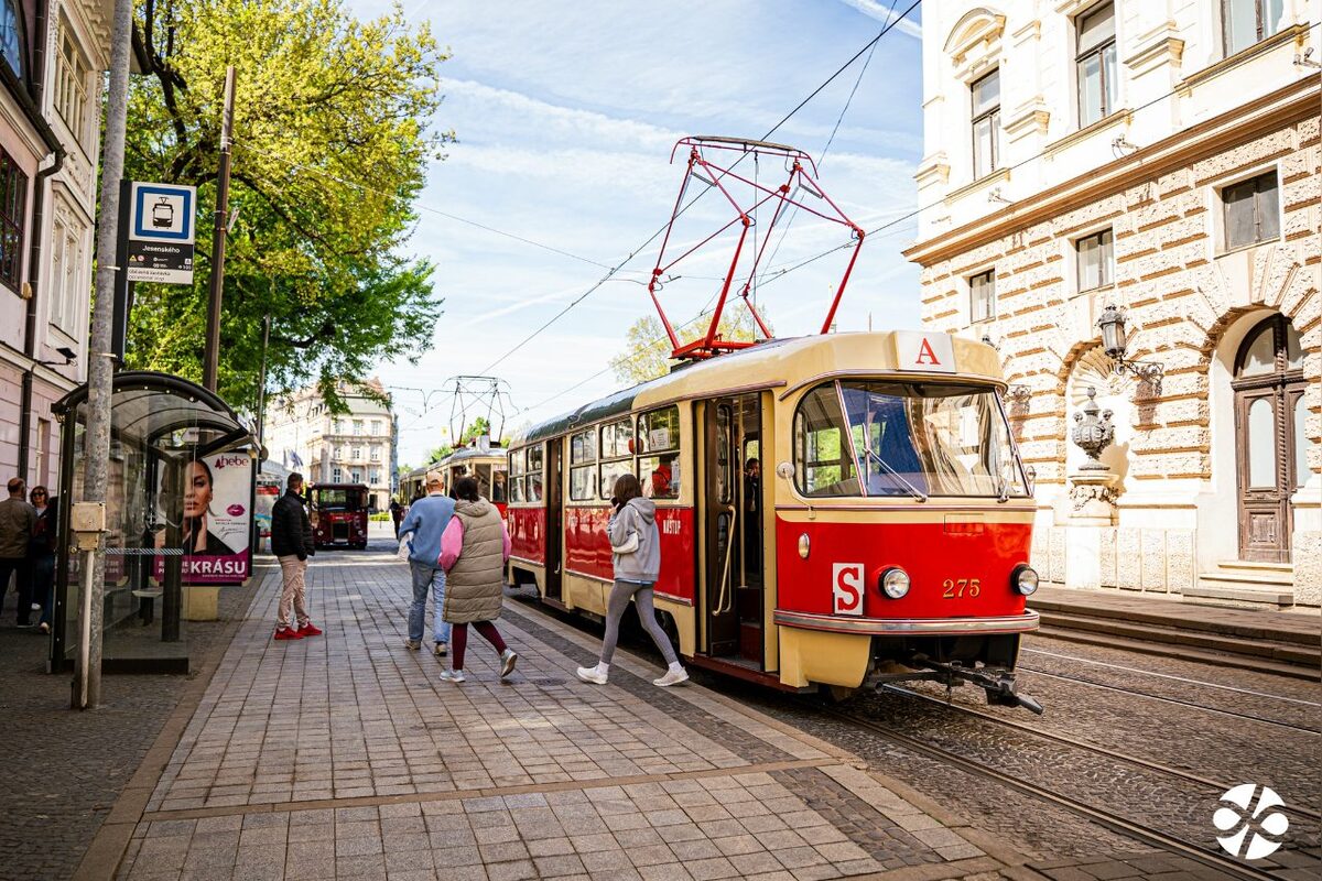 FOTO: Nostalgia v uliciach Bratislavy. Historické električky a autobusy opäť jazdili mestom, foto 17