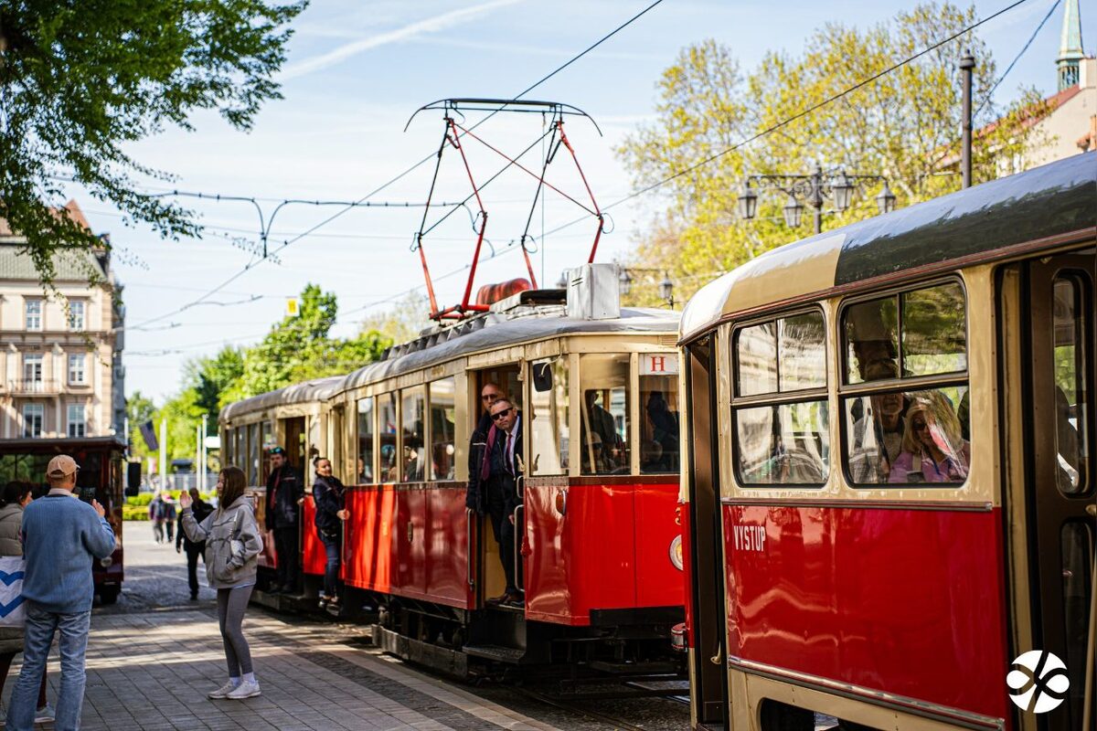 FOTO: Nostalgia v uliciach Bratislavy. Historické električky a autobusy opäť jazdili mestom, foto 19