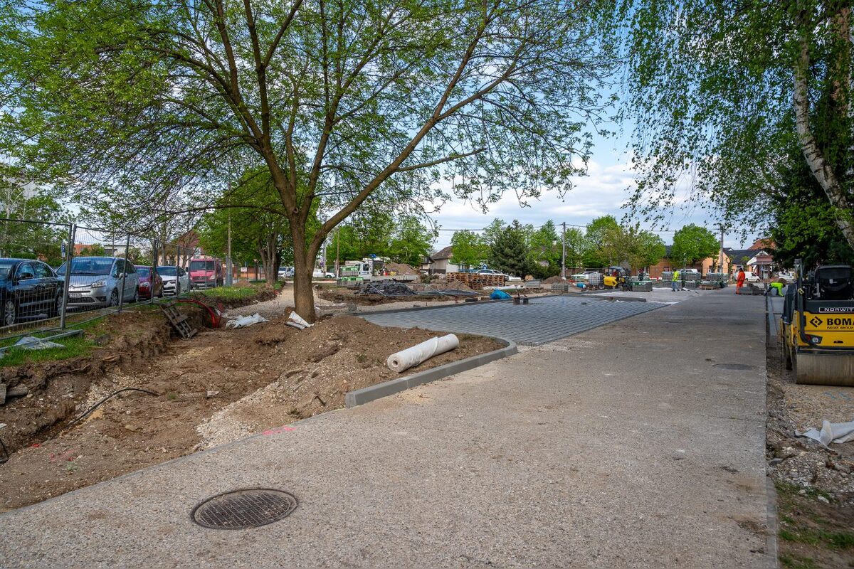 FOTO: Cesta pred úradom v Senci sa zatváram, autá ´dostali stopku, foto 2