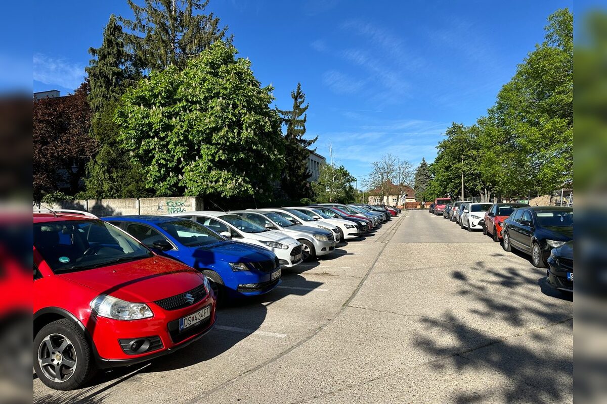 FOTO: Cesta pred úradom v Senci sa zatváram, autá ´dostali stopku, foto 4