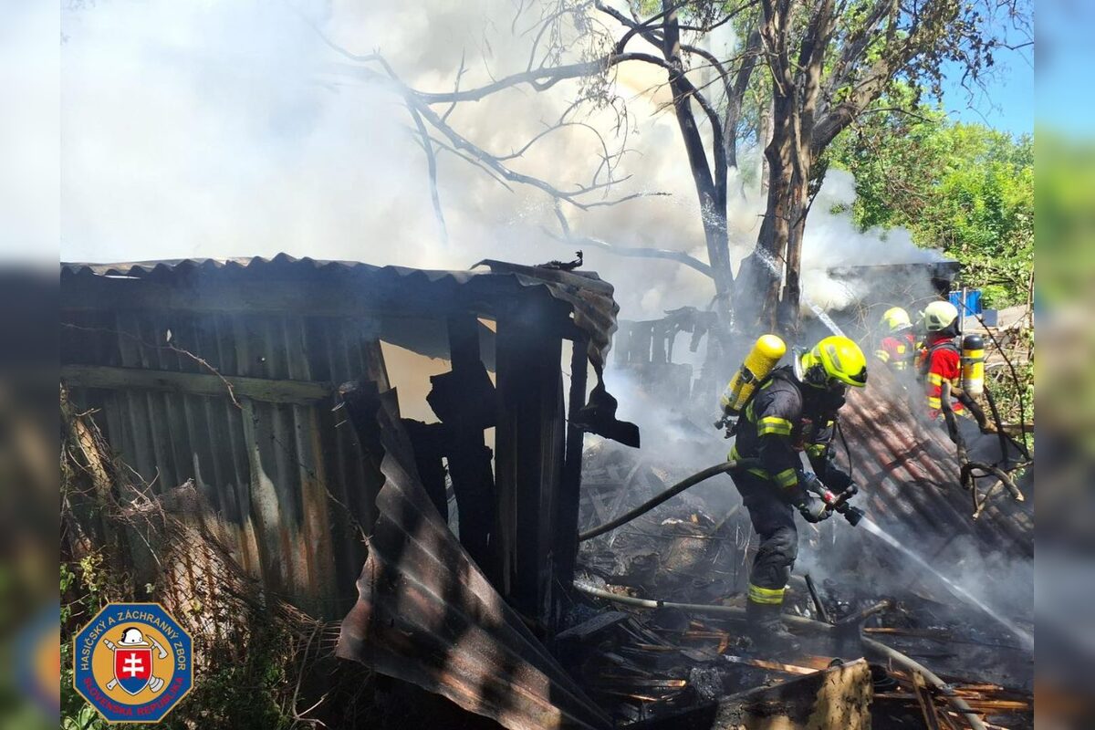 FOTO: Z Petržalky sa valí kúdoľ dymu nad celú Bratislavu, neďaleko Prístavného mosta vypukol mohutný požiar, foto 1