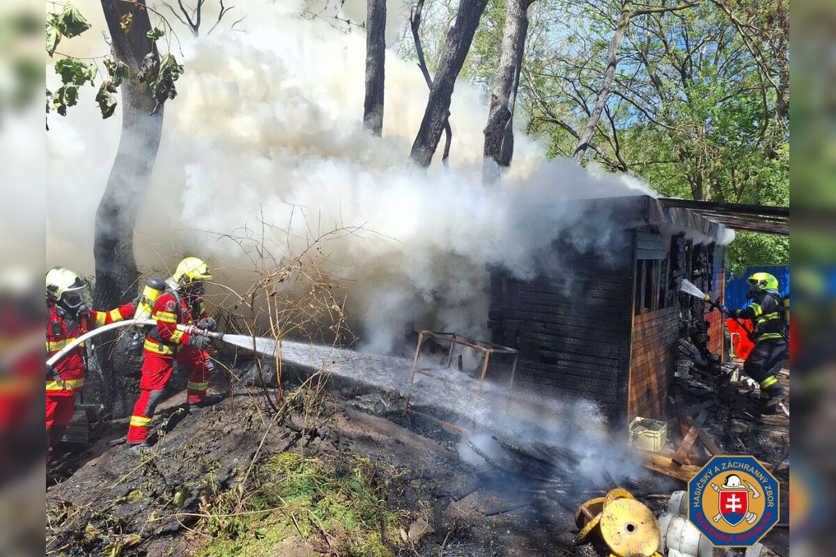 FOTO: Z Petržalky sa valí kúdoľ dymu nad celú Bratislavu, neďaleko Prístavného mosta vypukol mohutný požiar, foto 2