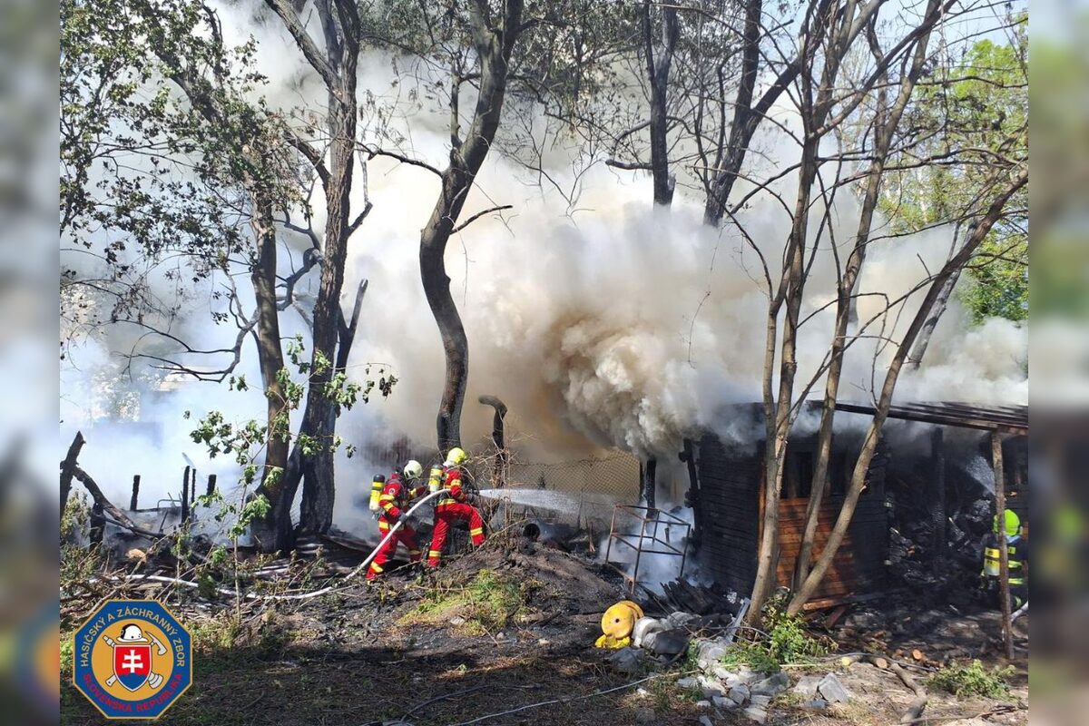 FOTO: Z Petržalky sa valí kúdoľ dymu nad celú Bratislavu, neďaleko Prístavného mosta vypukol mohutný požiar, foto 3