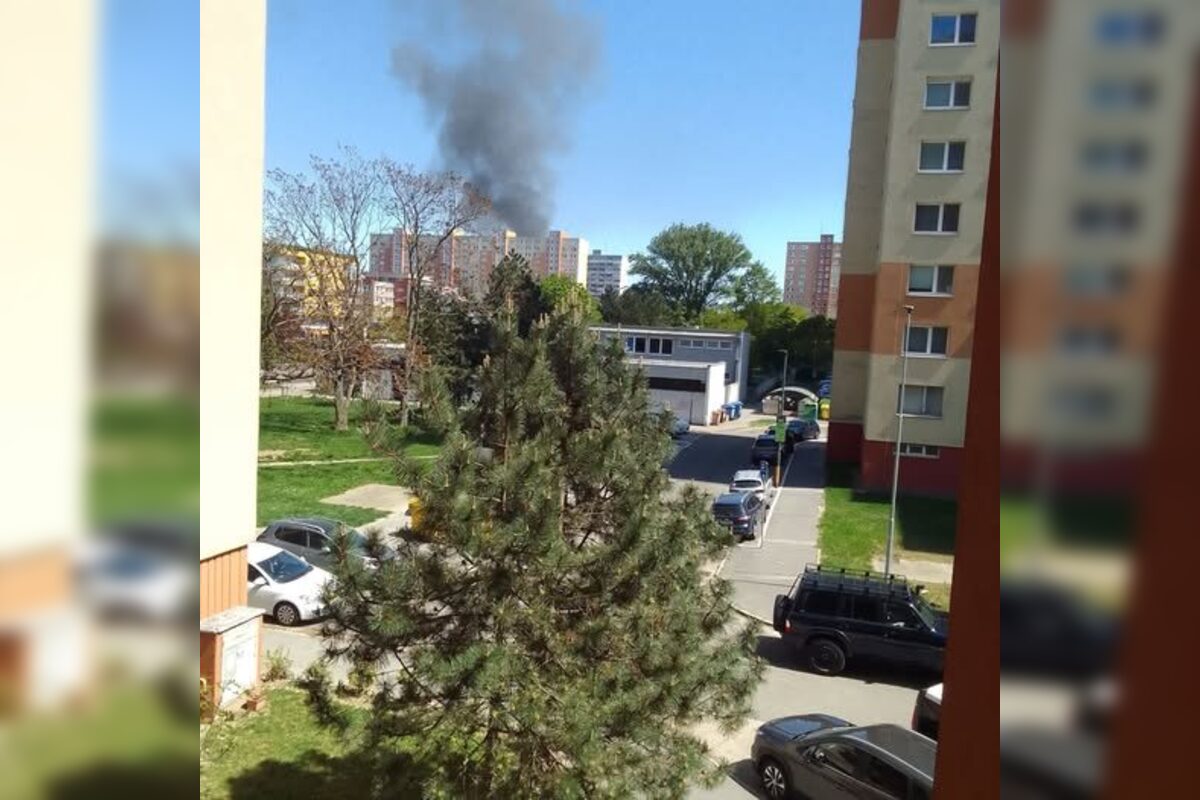 FOTO: Z Petržalky sa valí kúdoľ dymu nad celú Bratislavu, neďaleko Prístavného mosta vypukol mohutný požiar, foto 4