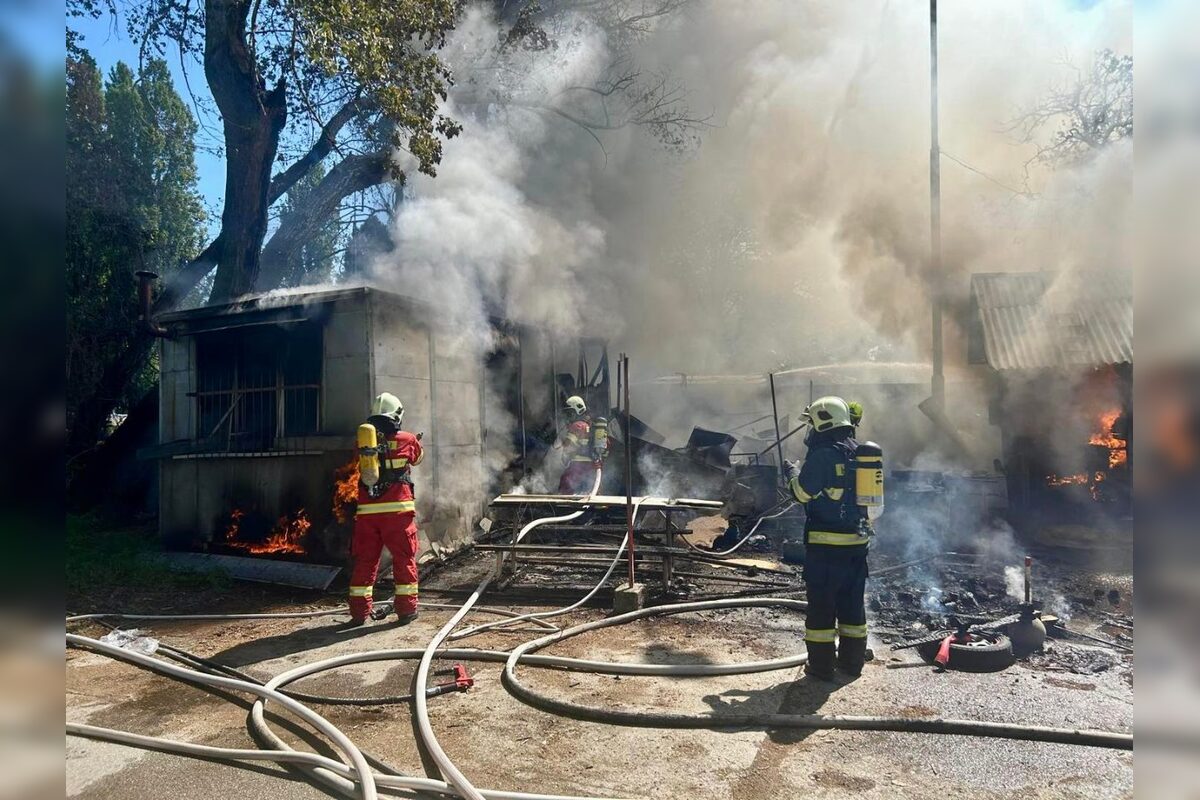 FOTO: V bratislavskom Ružinove zasahovali hasiči, dôvodom bol mohutný požiar, foto 2