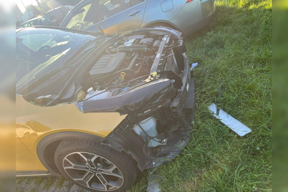 FOTO: Auto rozobrali priamo na parkovisku v Petržalke, foto 3