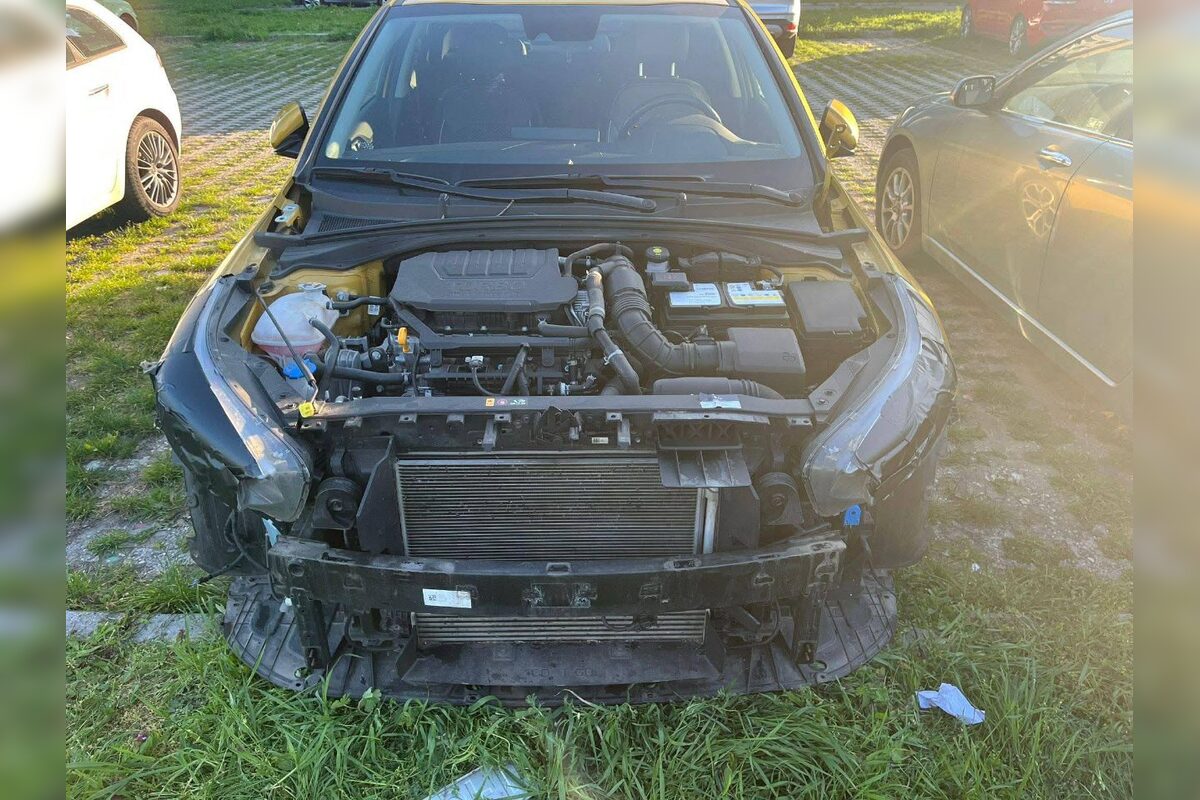 FOTO: Auto rozobrali priamo na parkovisku v Petržalke, foto 4