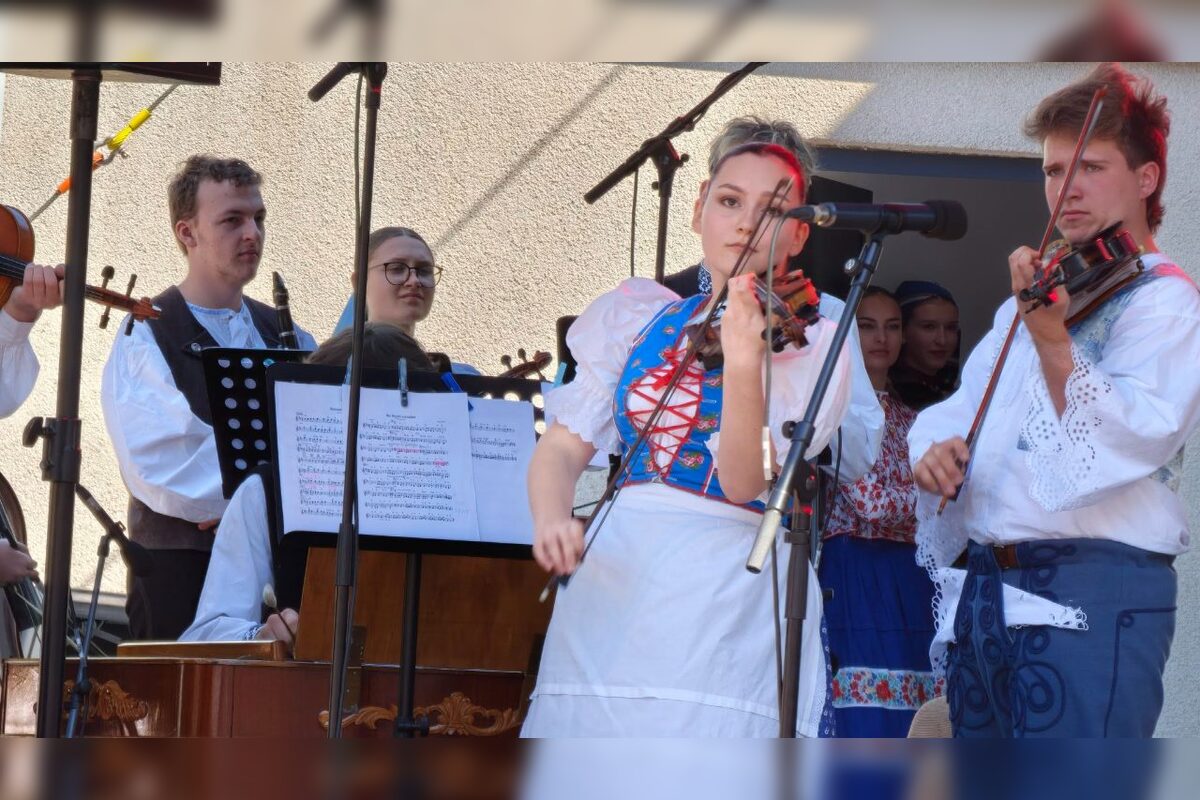 FOTO: Račianske hody skončili krvavo. Záchranári museli ošetrovať dievča, ktoré údajne čelilo útoku kladivom, foto 2