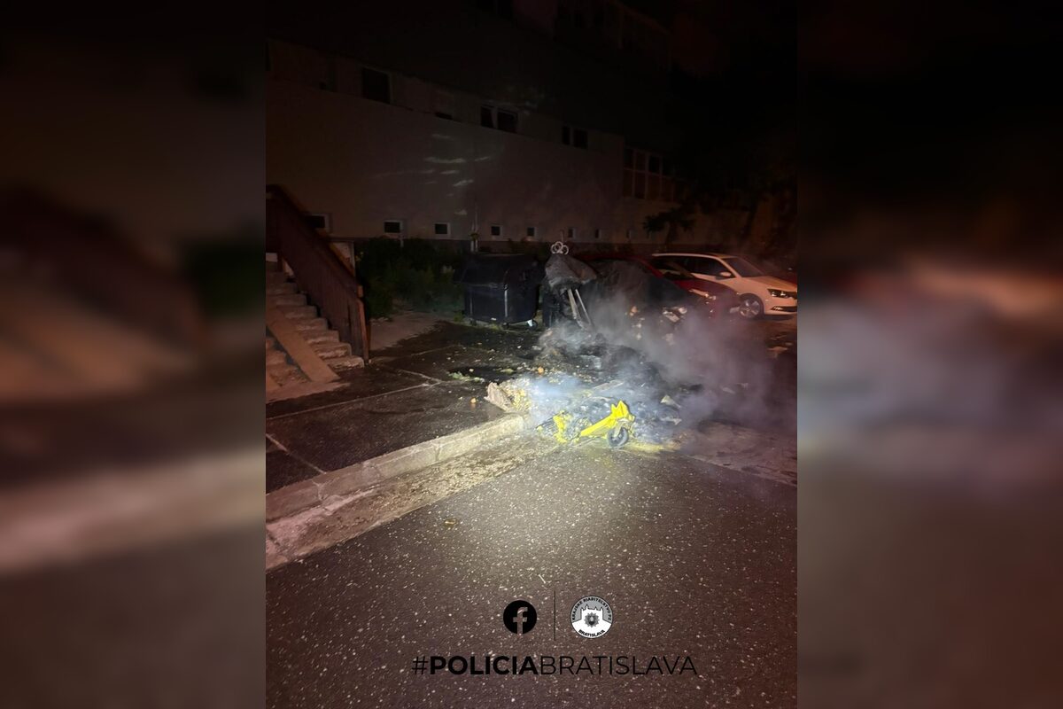 FOTO: Požiar kontajnerov v piatom bratislavskom okrese poškodil aj 5 áut, foto 2