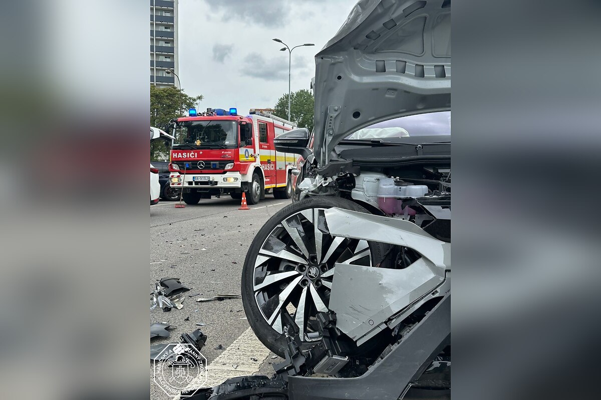 FOTO: Dopravná nehoda osobného auta a elektromobilu na Prístavnej v Bratislave , foto 2