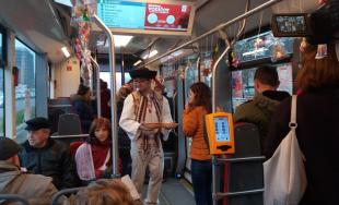 Vodič električky potešil cestujúcich počas svojich narodenín