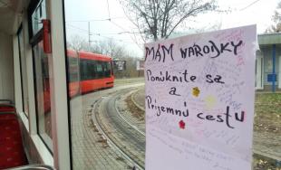 Vodič električky potešil cestujúcich počas svojich narodenín