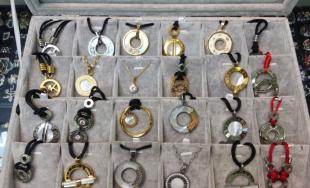 Colníci zaistili falošné šperky a bižutériu za približne 700-tisíc eur
