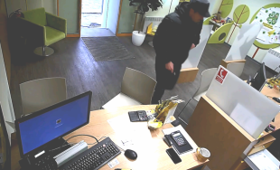 Neznámy páchateľ sa pokúsil vylúpiť banku na Námestí SNP v Bratislave, polícia po ňom pátra