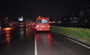 Zranenie v MHD spôsobil prechod nezodpovedného vodiča na červenú, polícia hľadá svedkov nehody
