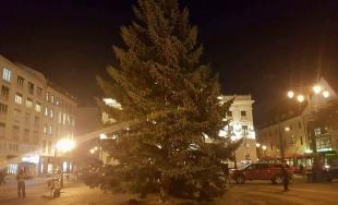 Na Hviezdoslavovom námestí už stojí vianočný stromček, starosta Starého Mesta ho rozsvieti už dnes