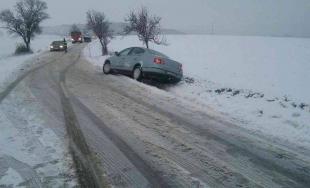 Snehová kalamita zasiahla celé Slovensko, najhoršia situácia je v Bratislavskom a Trnavskom kraji