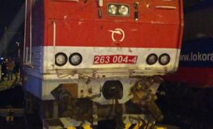 Pri Pezinku narazil osobný vlak do ďalšieho rušňa, pri nehode sa zranilo 18 osôb