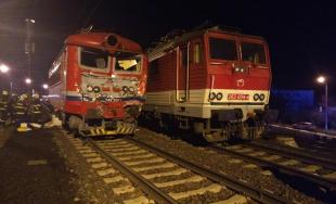 Pri Pezinku narazil osobný vlak do ďalšieho rušňa, pri nehode sa zranilo 18 osôb