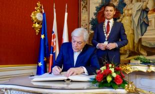 Cenu primátora si v piatok 20. apríla z rúk Iva Nesrovnala prevzalo 12 ocenených laureátov