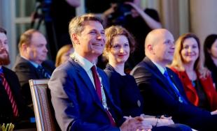 Cenu primátora si v piatok 20. apríla z rúk Iva Nesrovnala prevzalo 12 ocenených laureátov