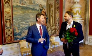 Cenu primátora si v piatok 20. apríla z rúk Iva Nesrovnala prevzalo 12 ocenených laureátov