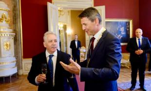 Cenu primátora si v piatok 20. apríla z rúk Iva Nesrovnala prevzalo 12 ocenených laureátov