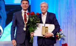 Cenu primátora si v piatok 20. apríla z rúk Iva Nesrovnala prevzalo 12 ocenených laureátov