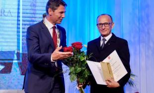 Cenu primátora si v piatok 20. apríla z rúk Iva Nesrovnala prevzalo 12 ocenených laureátov