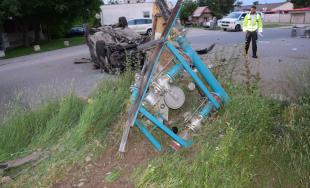 Po náraze auta do plynovej prípojky museli evakuovať 21 obyvateľov, mladá vodička z miesta ušla