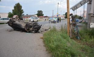 Po náraze auta do plynovej prípojky museli evakuovať 21 obyvateľov, mladá vodička z miesta ušla