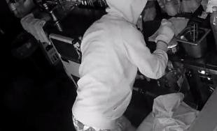Polícia pátra po neznámom mužovi, ktorého zachytili bezpečnostné kamery pri krádeži v kaviarni