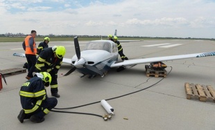 Záchranné zložky zasahovali na bratislavskom letisku, havarovalo tu malé súkromné lietadlo
