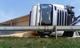V nedeľu sa na diaľnici D1 prevrátil kamión s kukuricou, cesta bola niekoľko hodín neprejazdná
