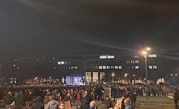 FOTO: Na protesty opozície prišli tisícky ľudí, ktorí sú proti rušeniu prokuratúry