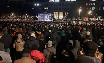 FOTO: Na protesty opozície prišli tisícky ľudí, ktorí sú proti rušeniu prokuratúry