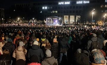 FOTO: Na protesty opozície prišli tisícky ľudí, ktorí sú proti rušeniu prokuratúry