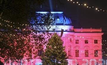 FOTO: Ako vyzerala oslava Nového roka v Bratislave? Pozrite si fotky z Hviezdoslavovho námestia