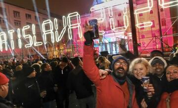 FOTO: Ako vyzerala oslava Nového roka v Bratislave? Pozrite si fotky z Hviezdoslavovho námestia