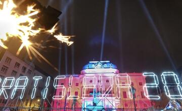 FOTO: Ako vyzerala oslava Nového roka v Bratislave? Pozrite si fotky z Hviezdoslavovho námestia