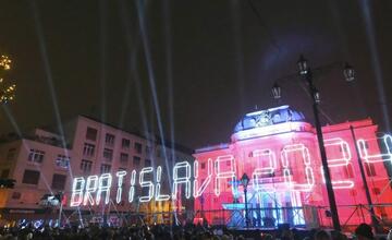FOTO: Ako vyzerala oslava Nového roka v Bratislave? Pozrite si fotky z Hviezdoslavovho námestia