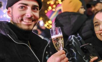 FOTO: Ako vyzerala oslava Nového roka v Bratislave? Pozrite si fotky z Hviezdoslavovho námestia