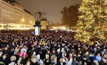FOTO: Ako vyzerala oslava Nového roka v Bratislave? Pozrite si fotky z Hviezdoslavovho námestia