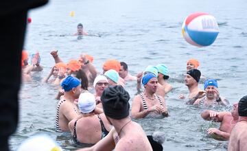 FOTO: V Senci sa konal 24. ročník Trojkráľového kúpania otužilcov