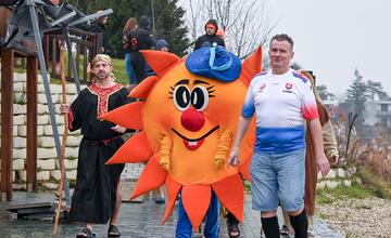 FOTO: V Senci sa konal 24. ročník Trojkráľového kúpania otužilcov