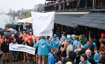 FOTO: V Senci sa konal 24. ročník Trojkráľového kúpania otužilcov