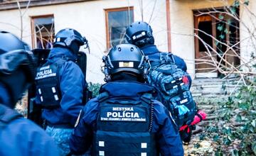 FOTO: Bratislavská mestská polícia kontrolovala priestory bývalého Hotela Flóra