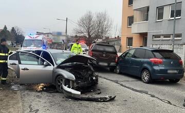 FOTO: V Senci na Pezinskej ulici sa zrazili tri autá