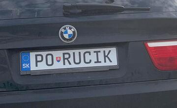 FOTO: Vodiči sú čoraz viac kreatívnejší so svojimi evidenčnými číslami. Tieto značky môžete stretnúť na cestách